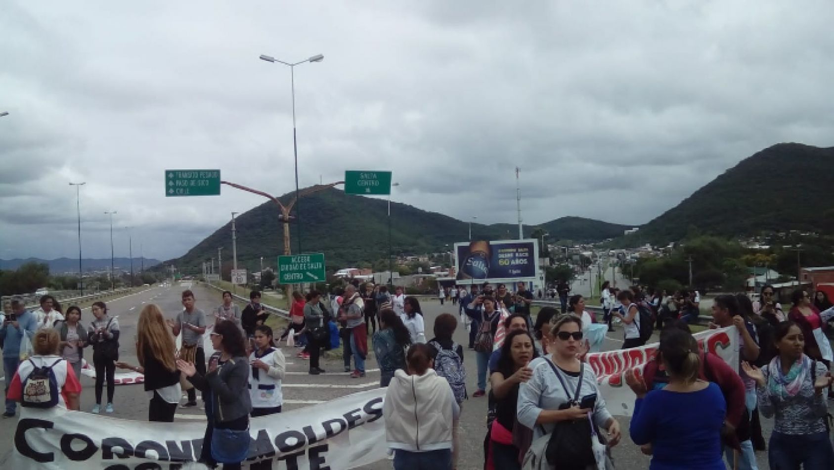 Masivo reclamo en Salta: Docentes cortaron el ingreso a la ciudad