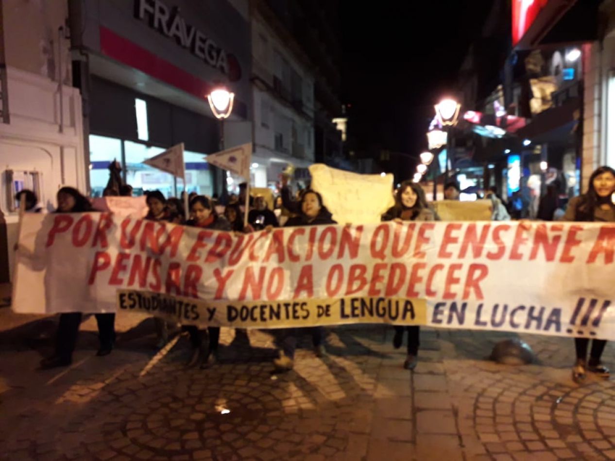 Estudiantes y docentes de los IES reclamaron por reapertura de carreras, derecho al egreso y edificio propio