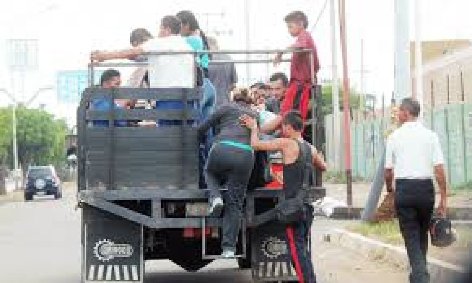 Cuarto día de paro de transportes "es un servicio público y como tal