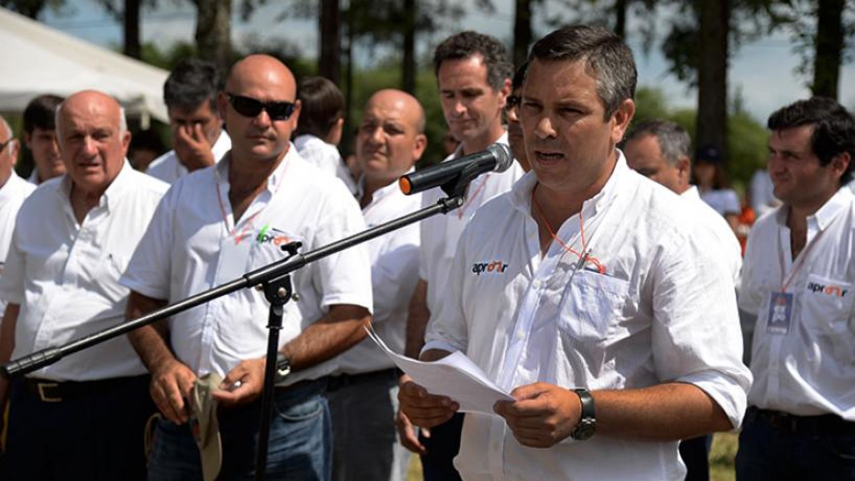 Foto: El Tucumano. Gonzalo Blasco ante el micrófono en un evento de Apronor