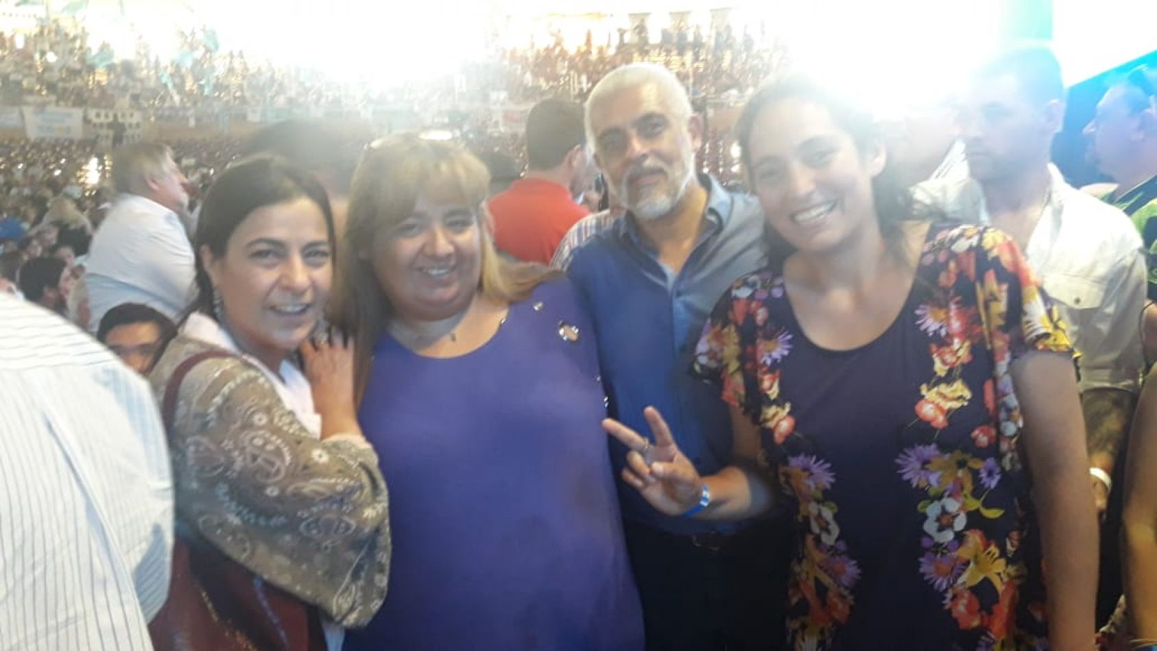 "Todos juntos tenemos que reconstruir la sociedad"