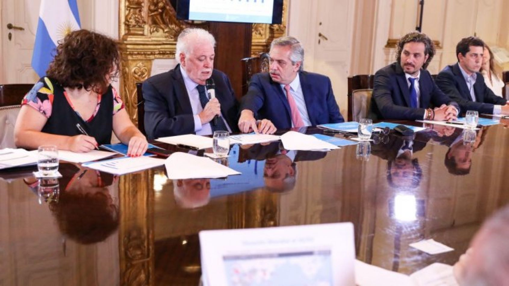 El Presidente y su Gabinete debaten la situación del país ante el coronavirus