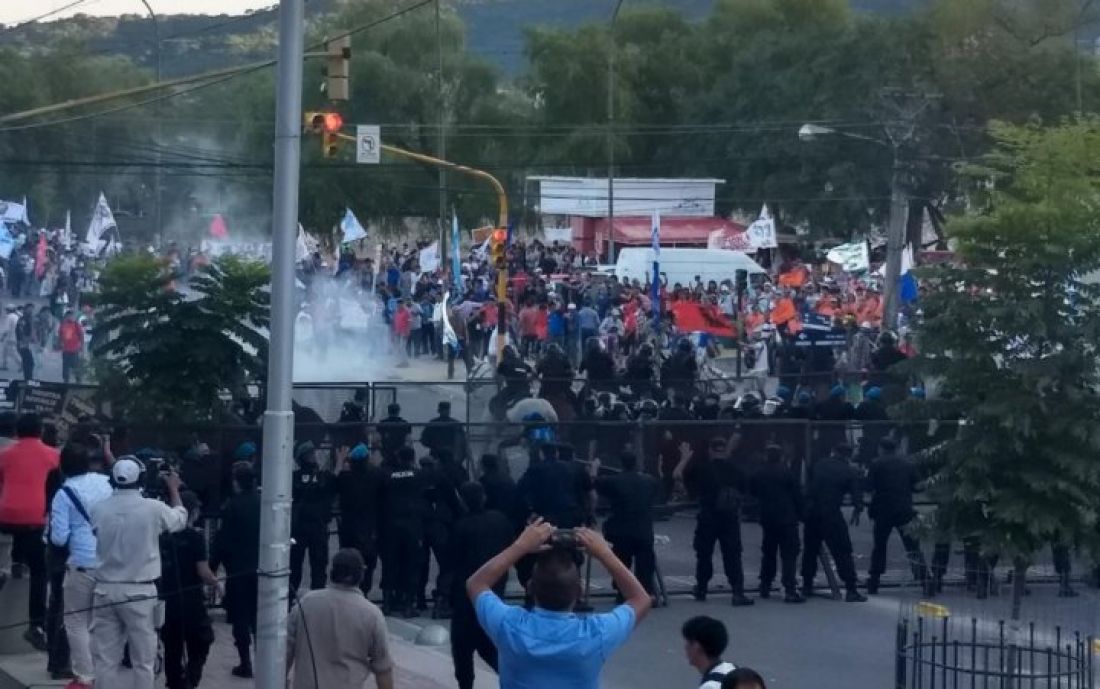 Un discurso, dos manifestaciones: habla Gerardo Morales en medio de la militancia y las protestas