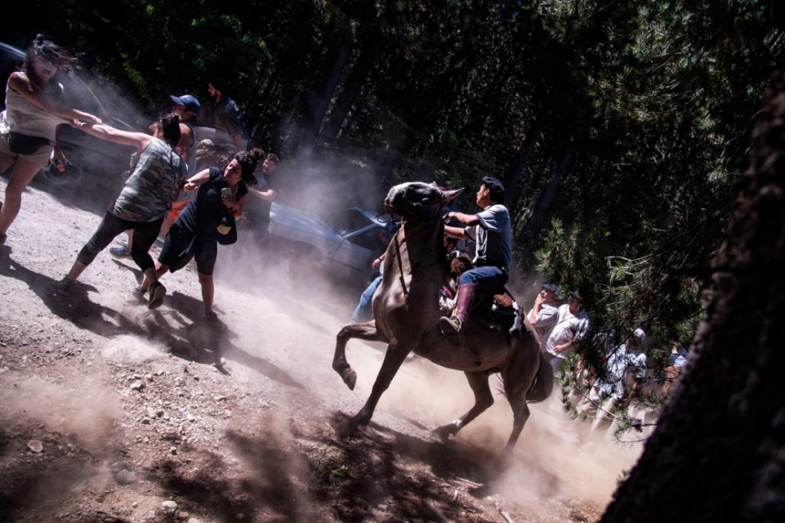 Montados en caballos, peones del magnate Joe Lewis agredieron a manifestantes en Lago Escondido