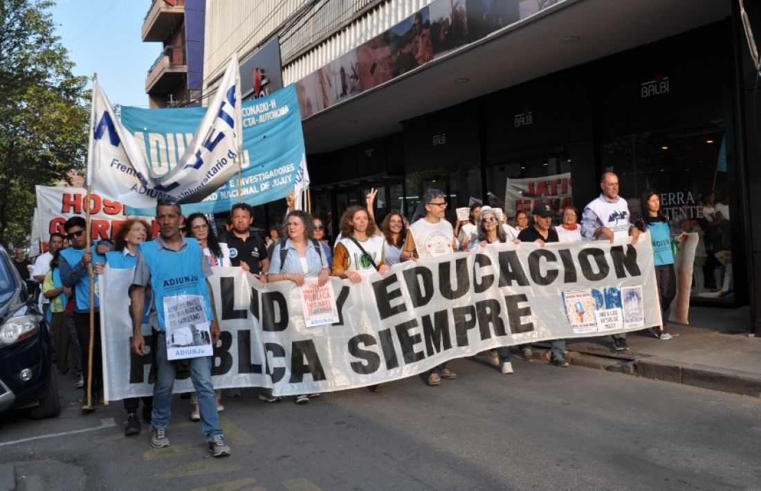 Salud y educación pública siempre!