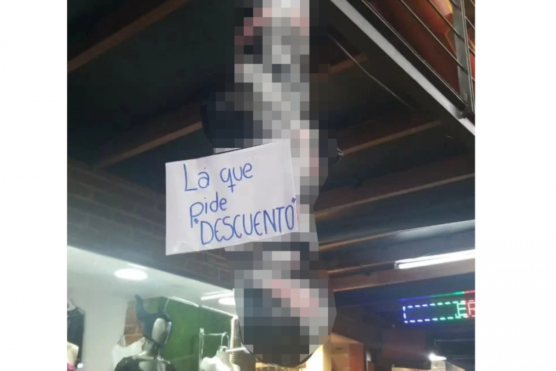 Denuncia y notificación al comercio que exhibió un maniquí envuelto en una bolsa negra