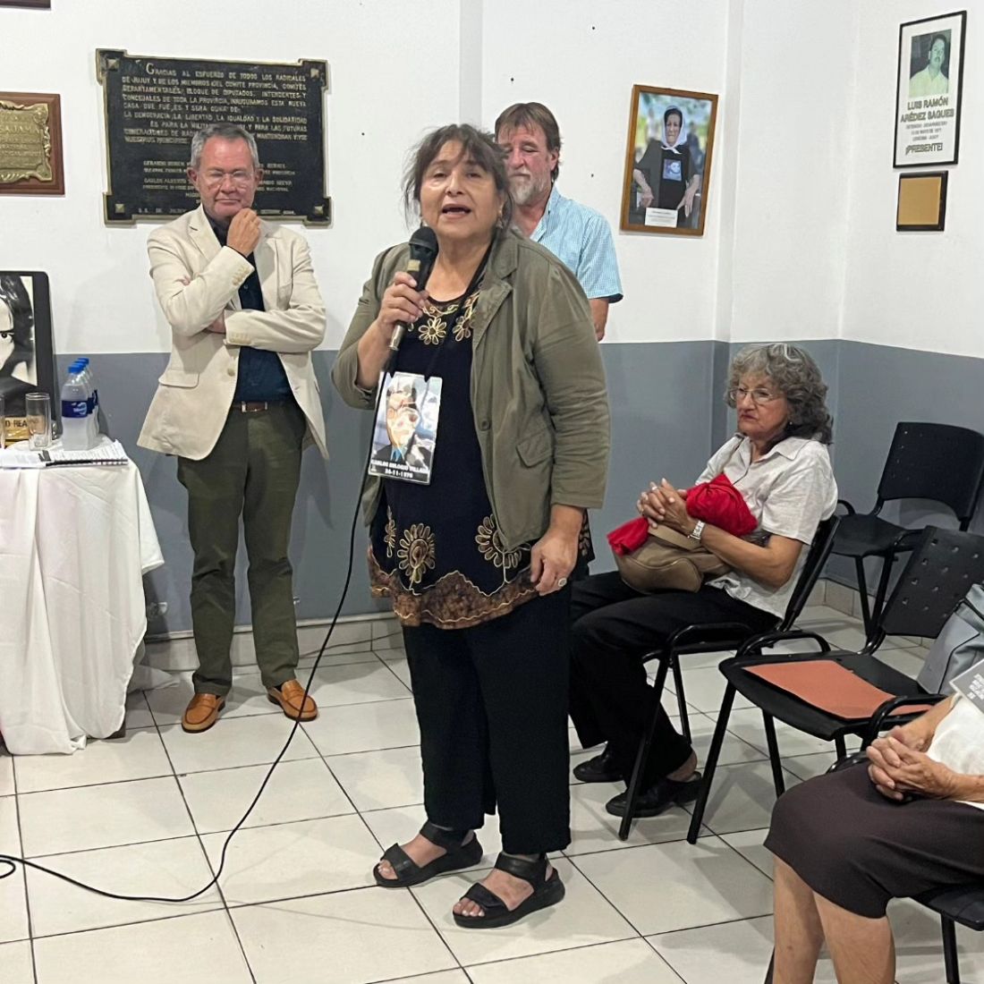 María Eugenia Villada (con el micrófono), junto a Jorge Rizzotti y Mario Pizarro