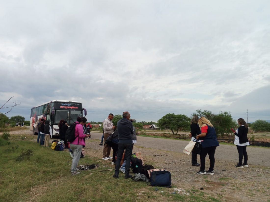 Docentes varados en medio de la ruta, el Ministerio de Educación y la Secretaría de Transporte desoyen el reclamo