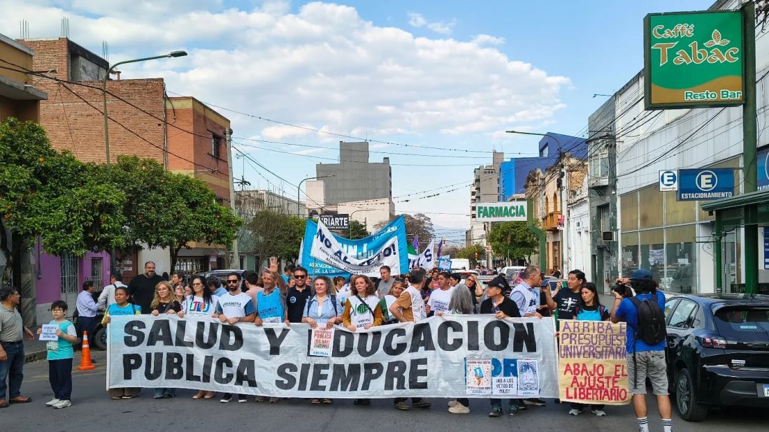 “Milei, cumplí con la ley”, docentes universitarios inician el paro de una semana