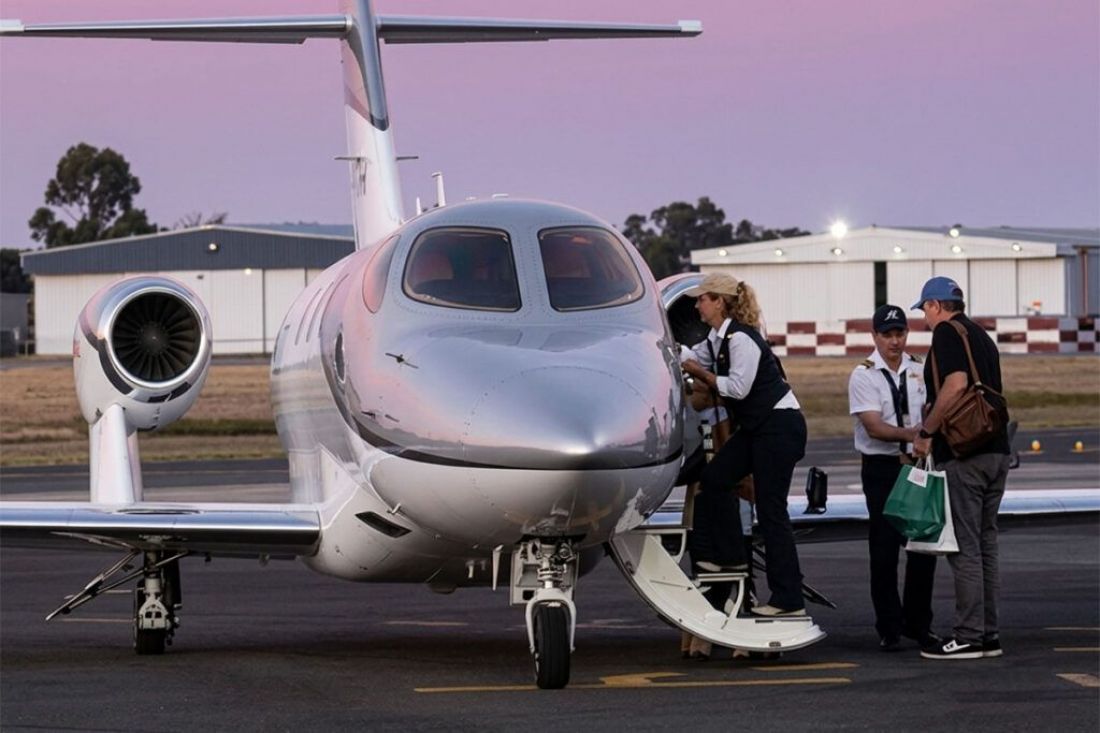 Los escandalosos vuelos de Adorni, la justicia lo investiga por enriquecimiento ilícito