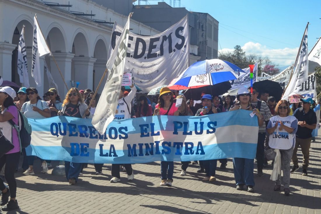 Docentes pidieron la renuncia del ministro de Hacienda Federico Cardozo