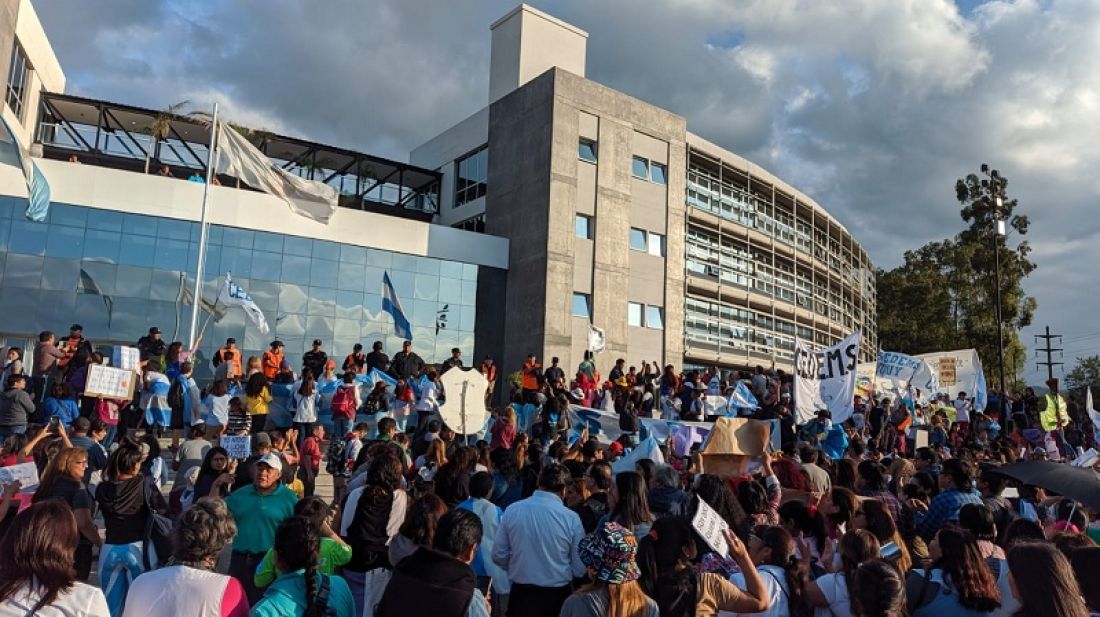 Docentes marchan al Ministerio de Educación en reclamo a mejores salarios