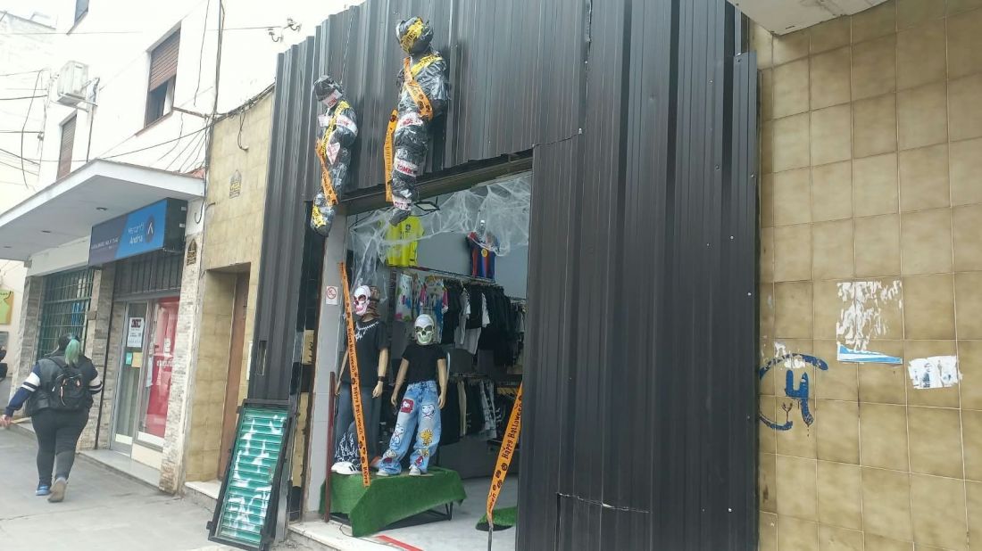 Una estrategia de marketing con maniquís envueltos en bolsas de basura